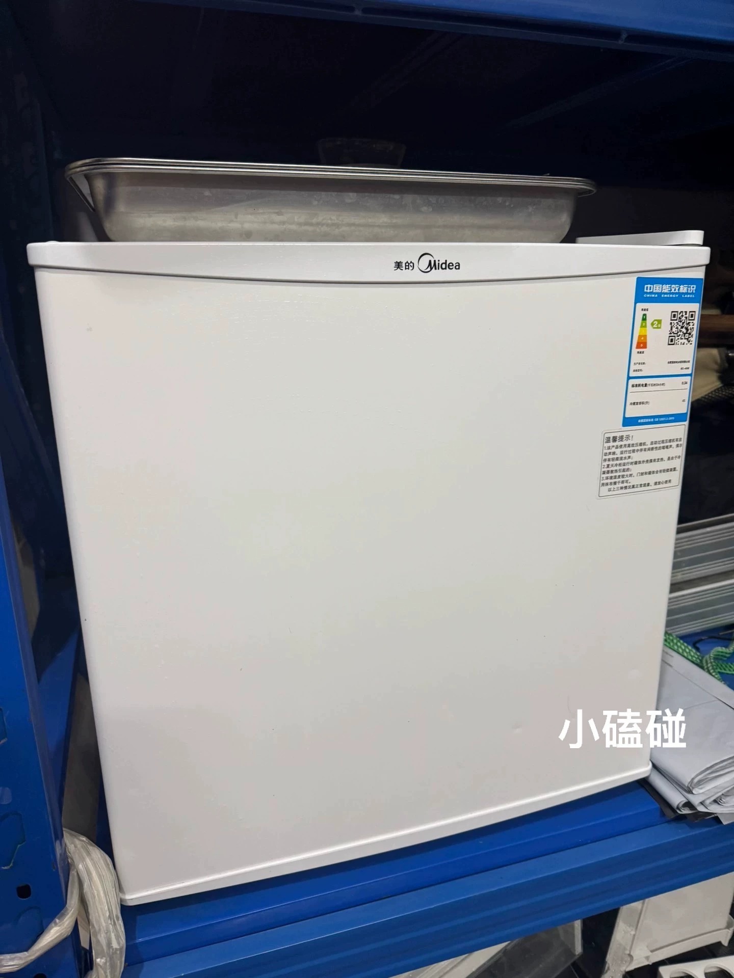 闲置出一个宿舍用小冰箱mini型，个人用很适合，出租房用也很好美的品牌，型号bc-45M 原价好像五百多，现在200出没任何问题，二手物品图一有几个小点磕碰仔细